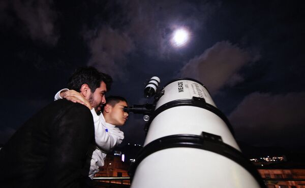 Пара наслаждается полным лунным затмением в телескоп - Sputnik Армения