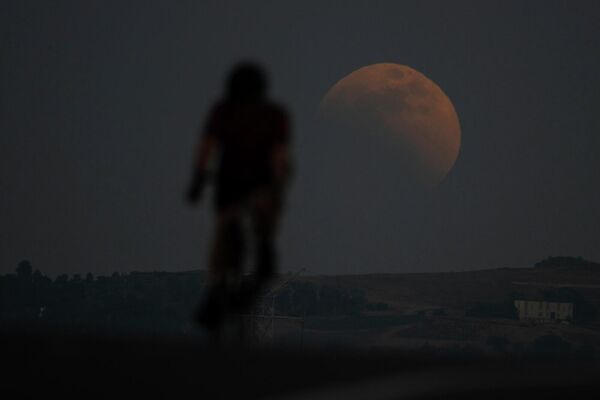 Велосипедист на фоне &quot;кровавой луны&quot; в США - Sputnik Армения