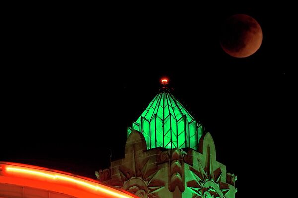 Кровавая луна над церковью в Канзас-Сити  - Sputnik Армения