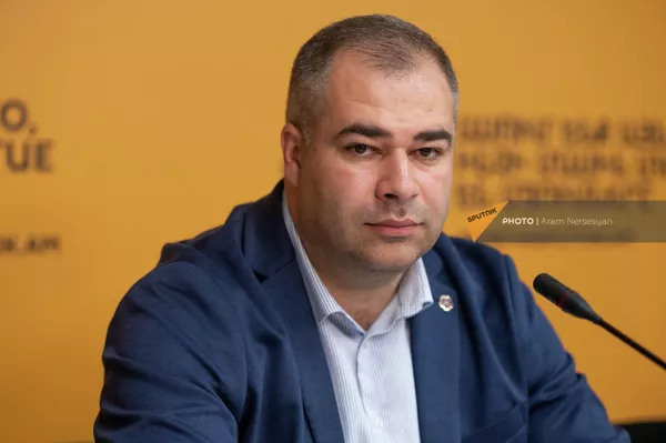 И.о директора национального центра камерной музыки Гарегин Саркисян на пресс-конференции, посвященной участию Государственного камерного оркестра Армении в фестивале камерных оркестров в Москве (16 мая 2022). Еревaн И.о директора национального центра камерной музыки Гарегин Саркисян на пресс-конференции, посвященной участию Государственного камерного оркестра Армении в фестивале камерных оркестров в Москве (16 мая 2022). Еревaн - Sputnik Армения