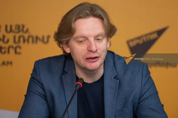 Дирижер Антон Шабуров на пресс-конференции, посвященной участию Государственного камерного оркестра Армении в фестивале камерных оркестров в Москве (16 мая 2022). Еревaн Дирижер Антон Шабуров на пресс-конференции, посвященной участию Государственного камерного оркестра Армении в фестивале камерных оркестров в Москве (16 мая 2022). Еревaн - Sputnik Армения