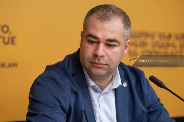 И.о директора национального центра камерной музыки Гарегин Саркисян на пресс-конференции, посвященной участию Государственного камерного оркестра Армении в фестивале камерных оркестров в Москве (16 мая 2022). Еревaн И.о директора национального центра камерной музыки Гарегин Саркисян на пресс-конференции, посвященной участию Государственного камерного оркестра Армении в фестивале камерных оркестров в Москве (16 мая 2022). Еревaн - Sputnik Армения