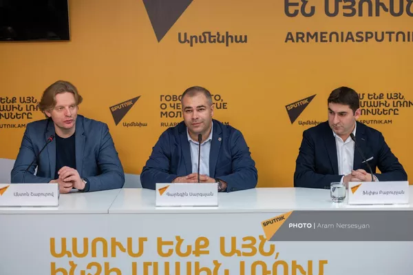 Пресс-конференция, посвященная участию Государственного камерного оркестра Армении в фестивале камерных оркестров в Москве (16 мая 2022). Еревaн Пресс-конференция, посвященная участию Государственного камерного оркестра Армении в фестивале камерных оркестров в Москве (16 мая 2022). Еревaн - Sputnik Армения
