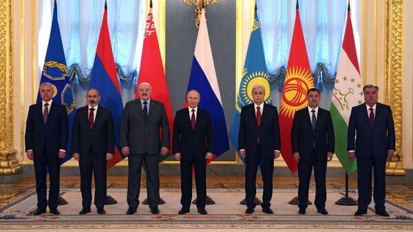 Премьер-министр Никол Пашинян на церемонии совместного фотографирования перед началом встречи лидеров государств - членов ОДКБ (16 мая 2022). Москва - Sputnik Армения