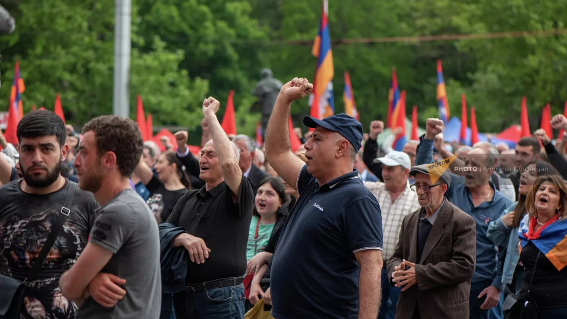 Участники митинга оппозиции в рамках акции неповиновения на площади Франции (15 мая 2022). Ереван