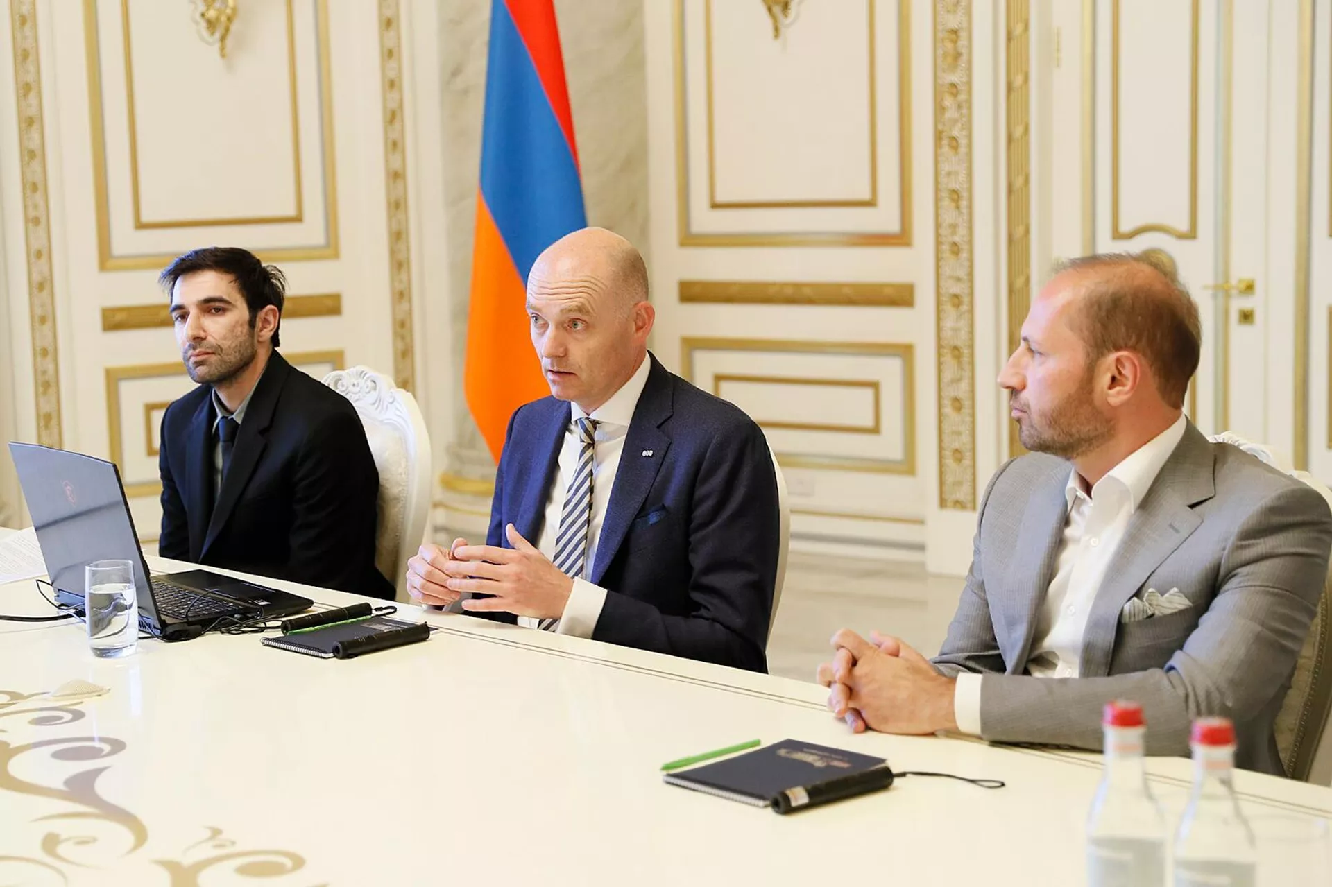 Премьер-министр Никол Пашинян принял исполнительного директора Ассоциации мировых торговых центров Робина ван Пуйенброка, основателя градостроительной инвестиционной компании РЕНШИН Эдуарда Марутяна и директора компании Левона Каспарова (17 мая 2022). Еревaн Премьер-министр Никол Пашинян принял исполнительного директора Ассоциации мировых торговых центров Робина ван Пуйенброка, основателя градостроительной инвестиционной компании РЕНШИН Эдуарда Марутяна и директора компании Левона Каспарова (17 мая 2022). Еревaн - Sputnik Армения, 1920, 17.05.2022