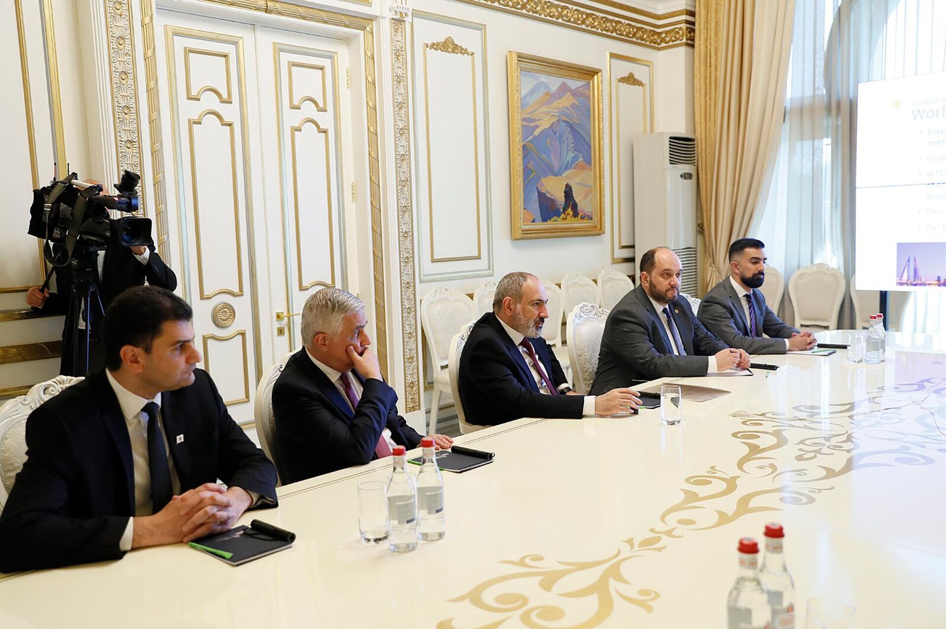 Премьер-министр Никол Пашинян принял исполнительного директора Ассоциации мировых торговых центров Робина ван Пуйенброка, основателя градостроительной инвестиционной компании РЕНШИН Эдуарда Марутяна и директора компании Левона Каспарова (17 мая 2022). Еревaн - Sputnik Армения, 1920, 17.05.2022