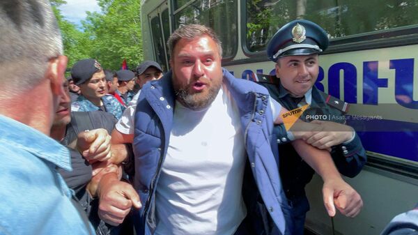 Задержание блогера Мики Бадаляна  в числе других активистов оппозиции в рамках акции неповиновения (18 мая 2022). Еревaн - Sputnik Армения