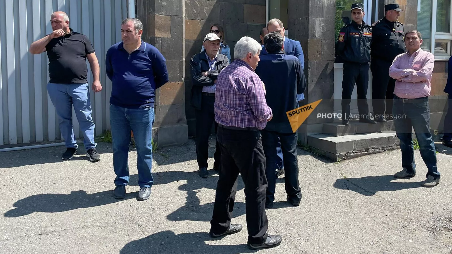 Родственники погибших военнослужащих у Главного военного следственного управления (18 мая 2022). Еревaн Родственники погибших военнослужащих у Главного военного следственного управления (18 мая 2022). Еревaн - Sputnik Армения, 1920, 18.05.2022