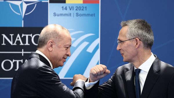 Генеральный секретарь НАТО Йенс Столтенберг и президент Турции Реджеп Тайип Эрдоган во время саммита НАТО в штаб-квартире Альянса (14 июня 2021). Брюссель - Sputnik Армения