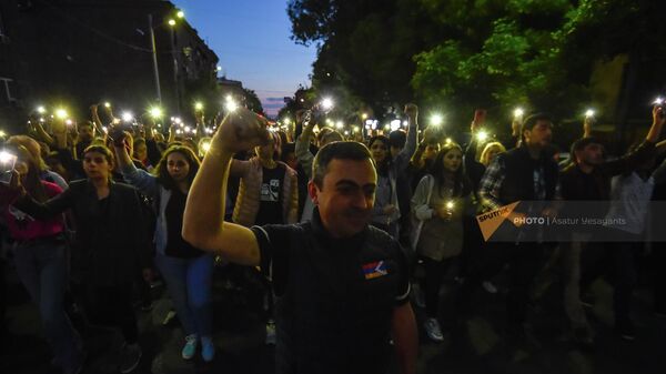 Шествие оппозиции после митинга на площади Франции (18 мая 2022). Еревaн - Sputnik Армения