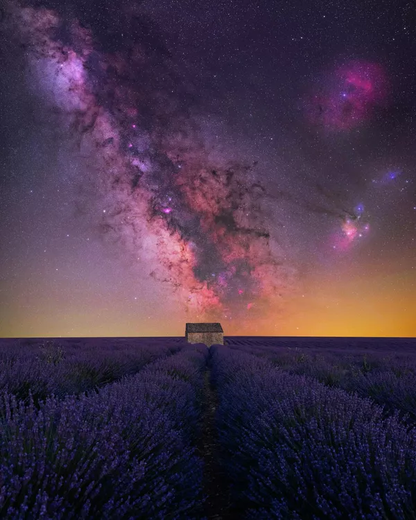 Снимок House of Lavender французского фотографа Benjamin Barakat, вошедший в список 25 лучших фотографий конкурса 2022 Milky Way Photographer of the Year. - Sputnik Армения