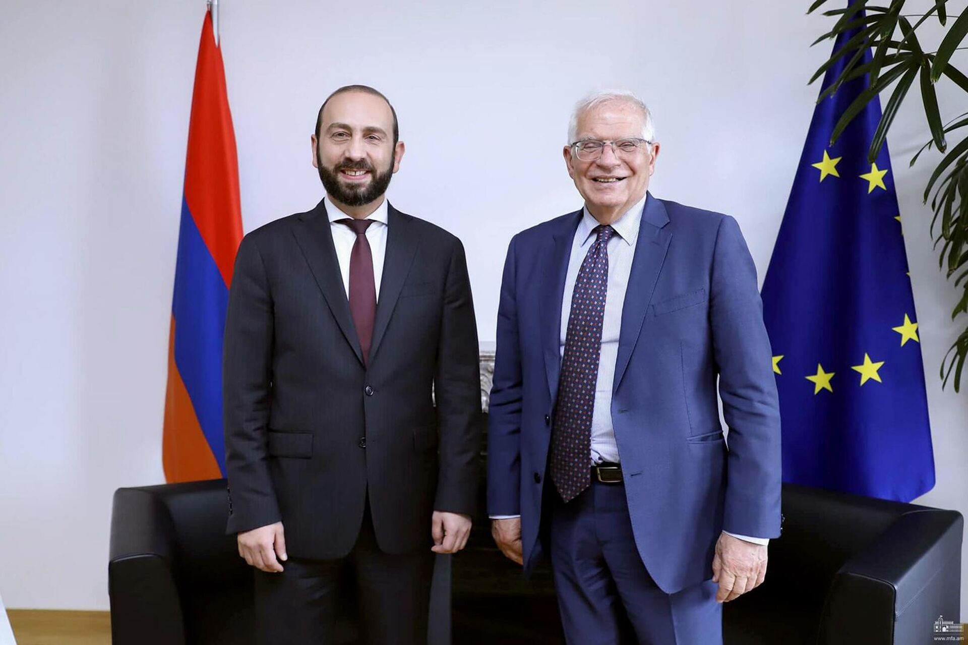 Министр иностранных дел Армении Арарат Мирзоян провел личную беседу с высоким представителем ЕС по иностранным делам и политике безопасности Жозепом Боррелем (18 мая 2022). Брюссель - Sputnik Արմենիա, 1920, 19.05.2022
