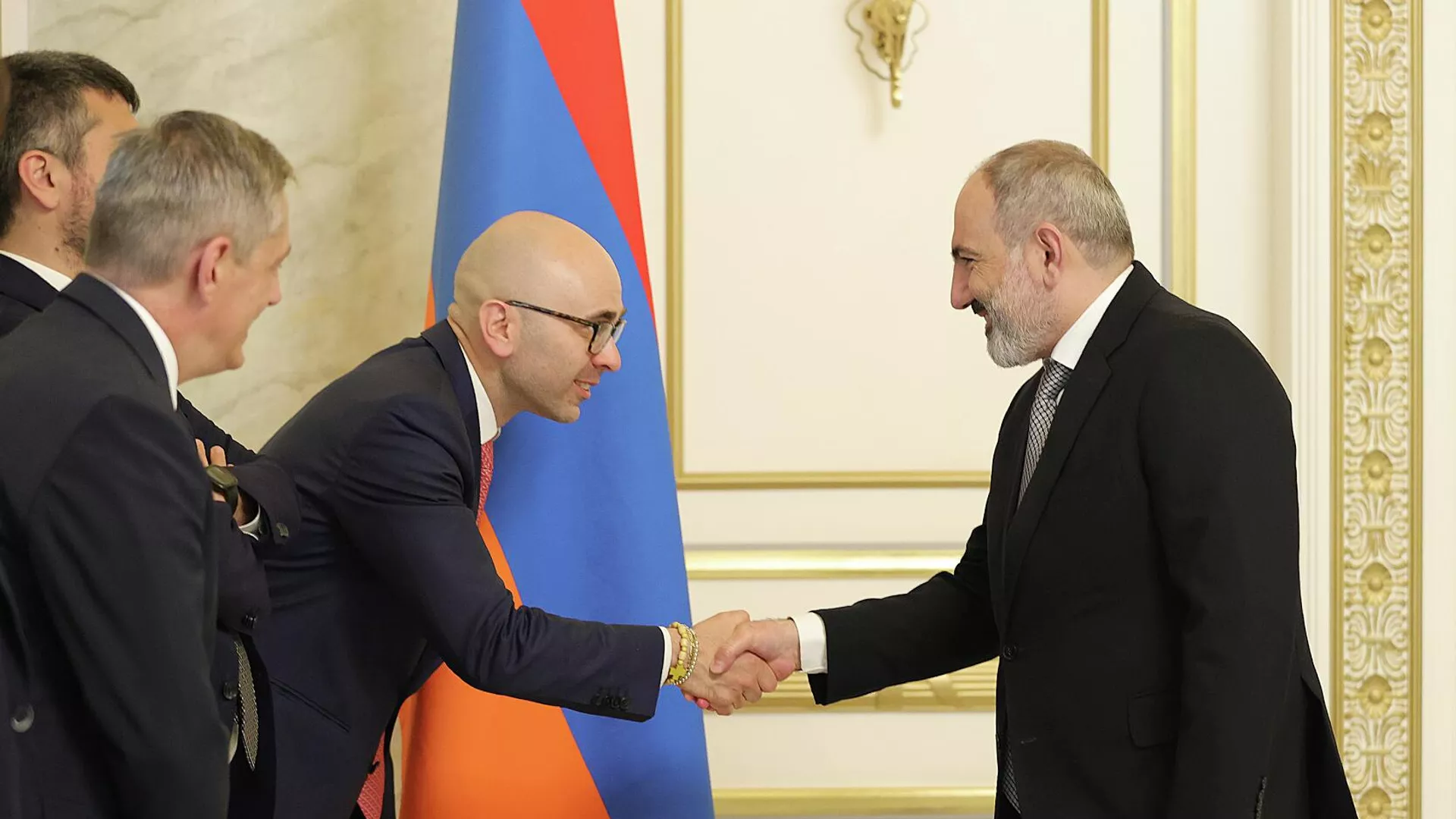 Премьер-министр Никол Пашинян принял представителей группы армяно-итальянской дружбы: членов Палаты депутатов Хулио Сентемерро, Андреа Касу, Альвизе Маньеро, члена Сената Альберто Айролу (19 мая 2022). Еревaн Премьер-министр Никол Пашинян принял представителей группы армяно-итальянской дружбы: членов Палаты депутатов Хулио Сентемерро, Андреа Касу, Альвизе Маньеро, члена Сената Альберто Айролу (19 мая 2022). Еревaн - Sputnik Армения, 1920, 19.05.2022
