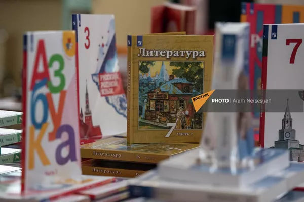 Книги от представительства Россотрудничества (20 мая 2022). Еревaн Книги от представительства Россотрудничества (20 мая 2022). Еревaн - Sputnik Армения