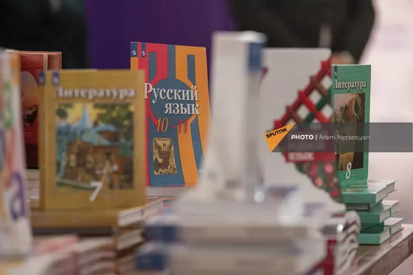 Книги от представительства Россотрудничества (20 мая 2022). Еревaн Книги от представительства Россотрудничества (20 мая 2022). Еревaн - Sputnik Армения