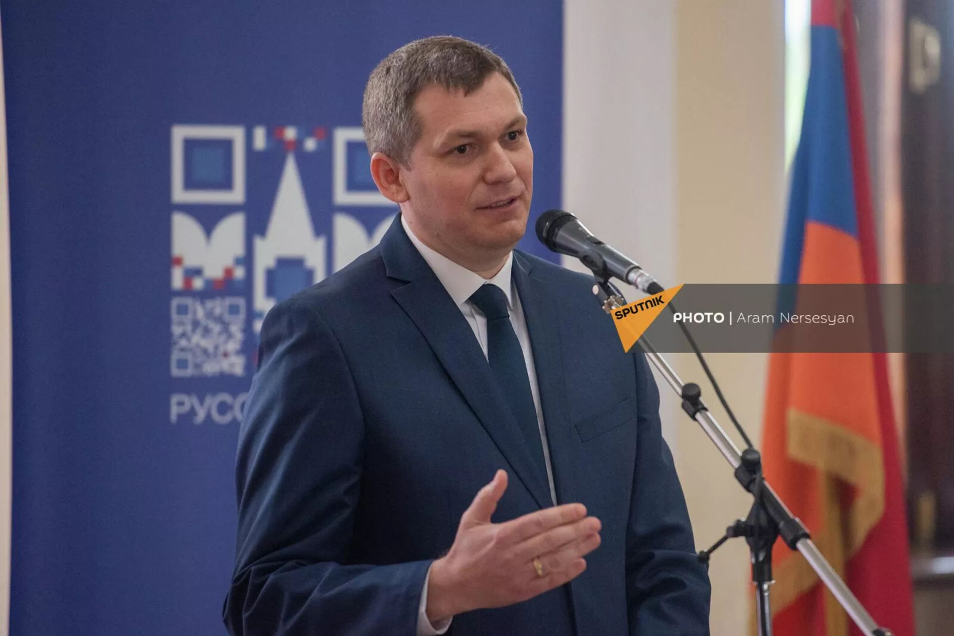 Заместитель директора ЮКЖД Олег Щукин на церемонии вручения книг от представительства Россотрудничества (20 мая 2022). Еревaн Заместитель директора ЮКЖД Олег Щукин на церемонии вручения книг от представительства Россотрудничества (20 мая 2022). Еревaн - Sputnik Армения, 1920, 20.05.2022
