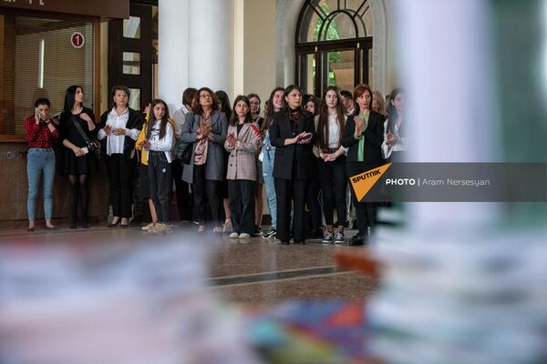 Учатники церемонии вручения книг от представительства Россотрудничества (20 мая 2022). Еревaн - Sputnik Армения