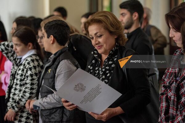 Учатники церемонии вручения книг от представительства Россотрудничества (20 мая 2022). Еревaн - Sputnik Армения