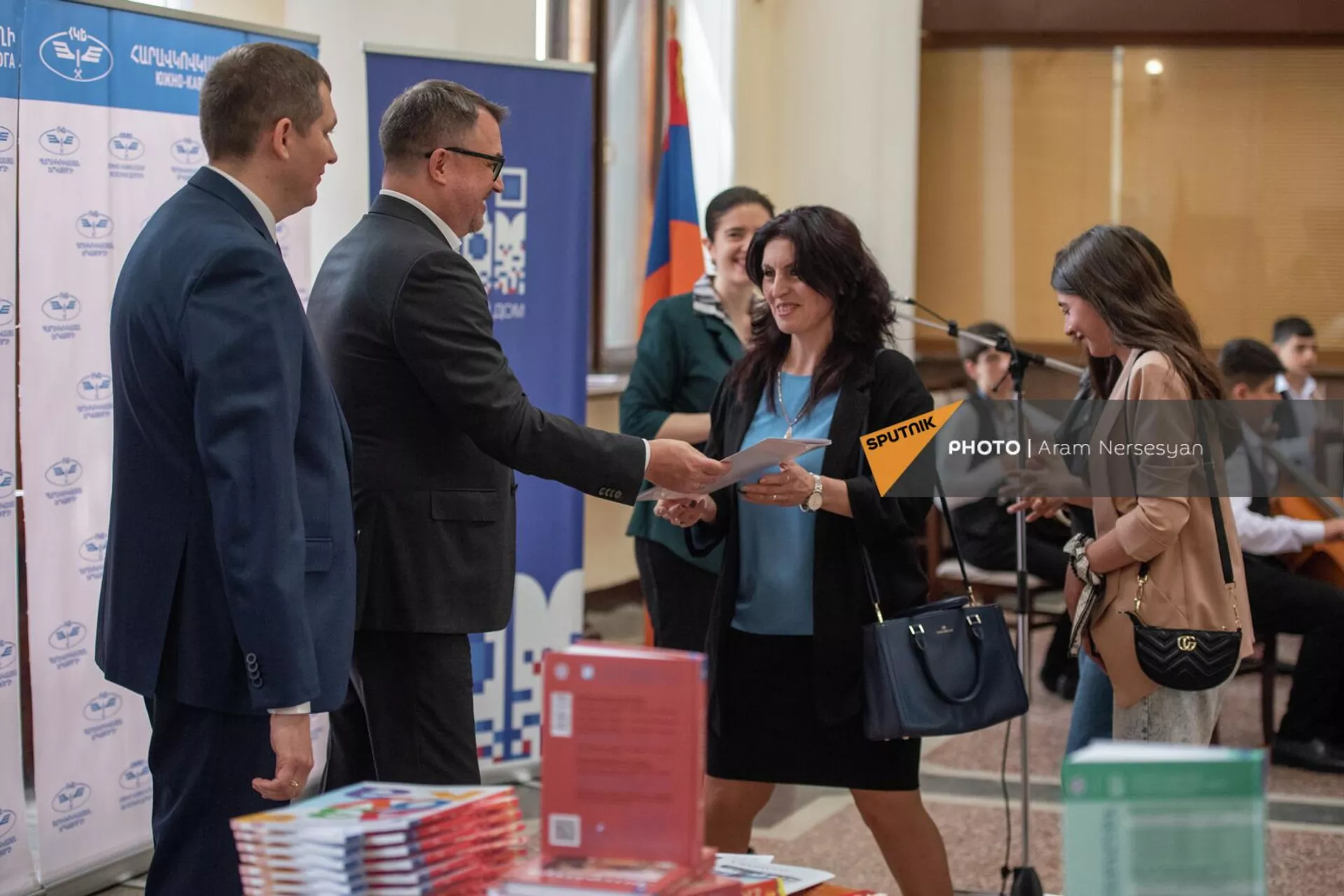 Заместитель директора ЮКЖД Олег Щукин и руководитель Русского дома Вадим Фефилов на церемонии вручения книг от представительства Россотрудничества (20 мая 2022). Еревaн Заместитель директора ЮКЖД Олег Щукин и руководитель Русского дома Вадим Фефилов на церемонии вручения книг от представительства Россотрудничества (20 мая 2022). Еревaн - Sputnik Армения, 1920, 20.05.2022