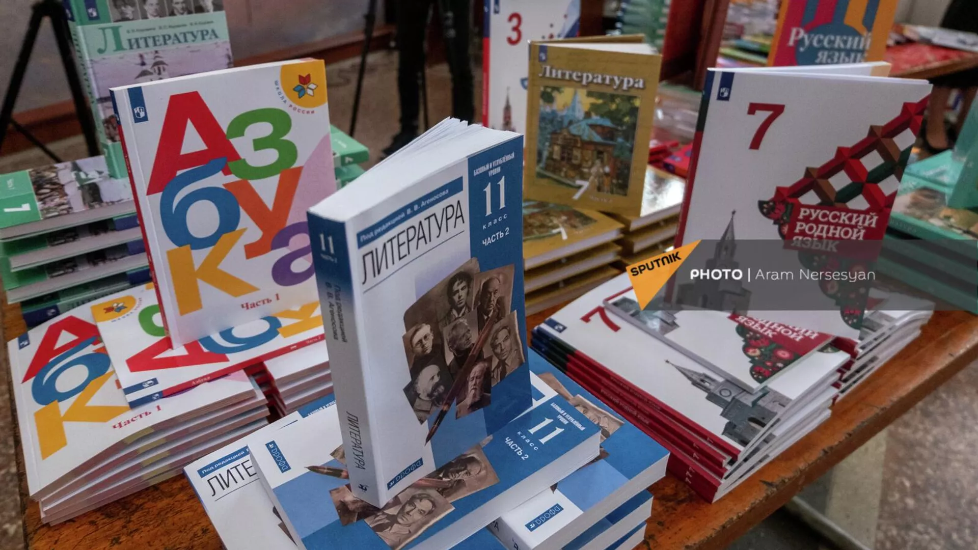 Книги от представительства Россотрудничества (20 мая 2022). Еревaн Книги от представительства Россотрудничества (20 мая 2022). Еревaн - Sputnik Армения, 1920, 20.05.2022