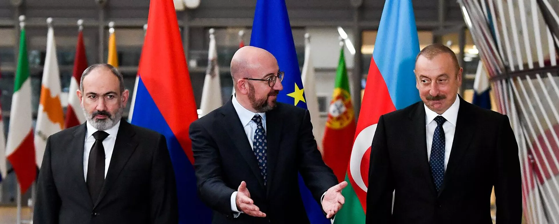 Премьер-министр Армении Никол Пашинян, Президент Европейского Совета Шарль Мишель и президент Азербайджана Ильхам Алиев перед встречей в Европейском Совете (6 апреля 2022). Брюссель - Sputnik Армения, 1920, 24.05.2022