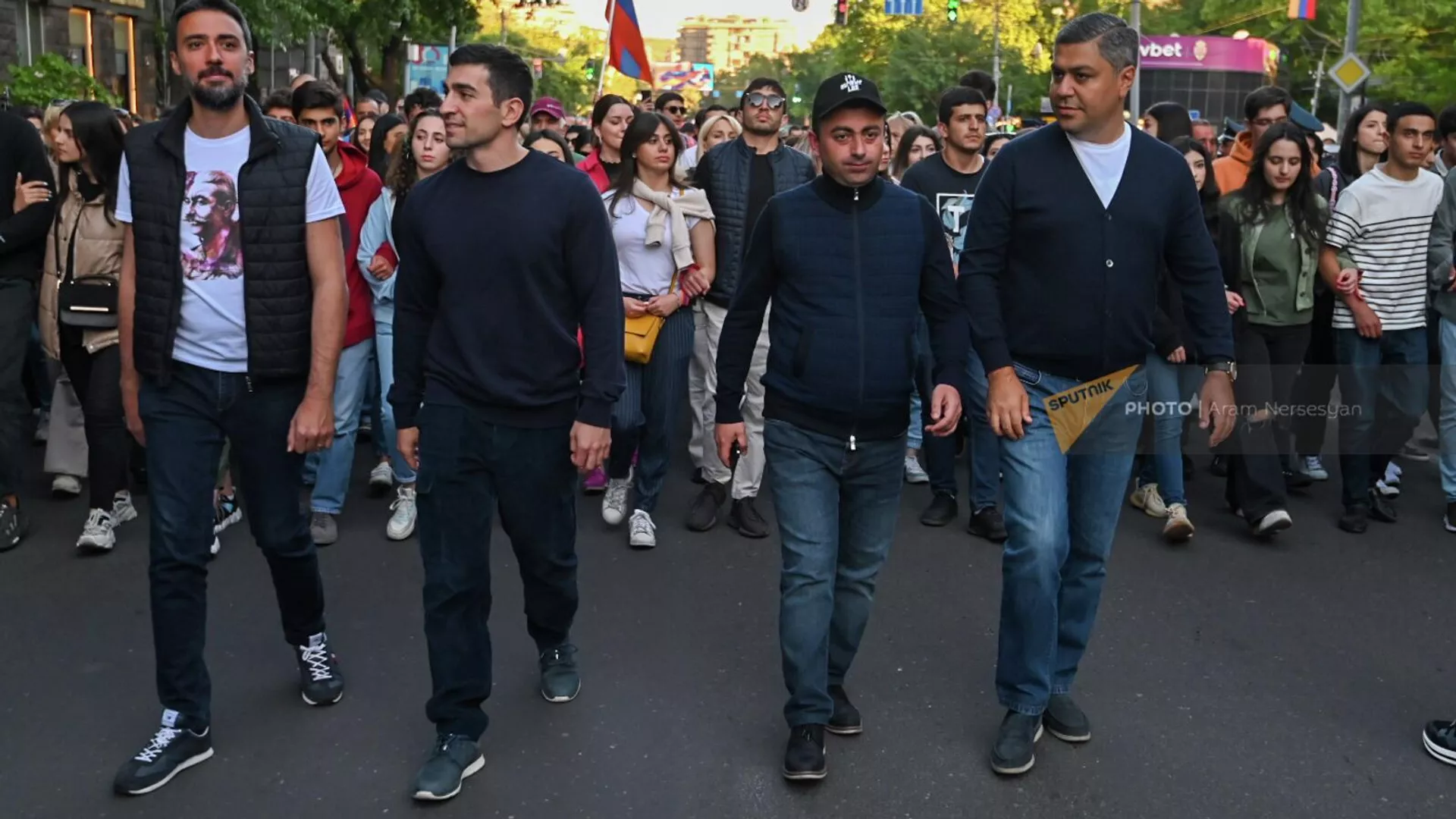 Шествие оппозиции после митинга на площади Франции (21 мая 2022). Еревaн Шествие оппозиции после митинга на площади Франции (21 мая 2022). Еревaн - Sputnik Армения, 1920, 02.06.2022
