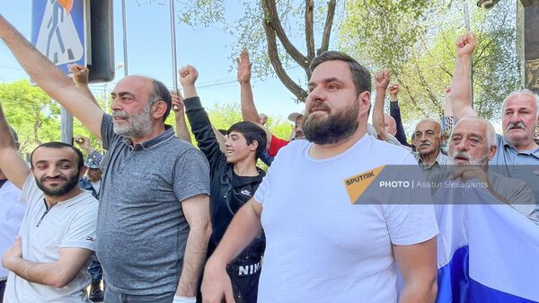 Блогер Мика Бадалян на акции протеста у посольства России (22 мая 2022). Еревaн - Sputnik Армения
