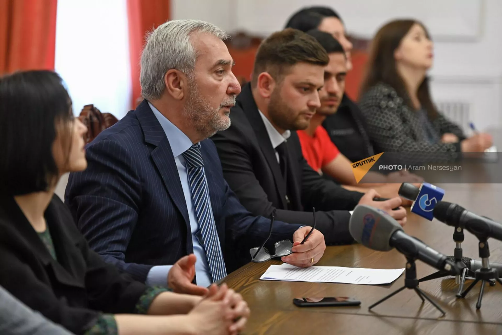 Депутат фракции “Гражданский договор” Андраник Кочарян на встрече с первой группой военнослужащих, отравляющейся на паломничество в Израиль (23 мая 2022). Еревaн Депутат фракции “Гражданский договор” Андраник Кочарян на встрече с первой группой военнослужащих, отравляющейся на паломничество в Израиль (23 мая 2022). Еревaн - Sputnik Армения, 1920, 23.05.2022