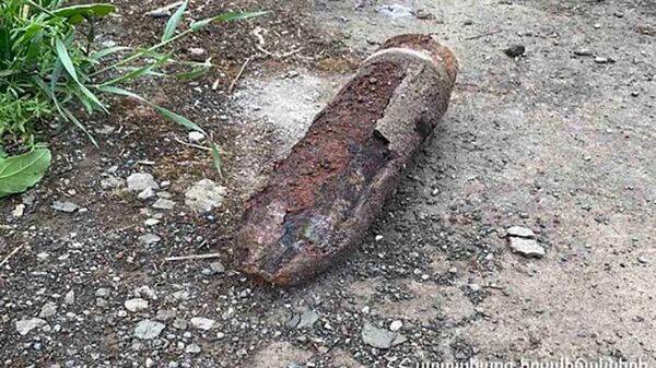 Во дворе одного из домов в Эчмиадзине при проведении земляных работ был обнаружен артиллерийский снаряд - Sputnik Армения