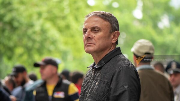 Экс-начальник полиции Валерий Осипян среди заблокировавших входы правительственного здания активистов (24 мая 2022). Еревaн - Sputnik Армения