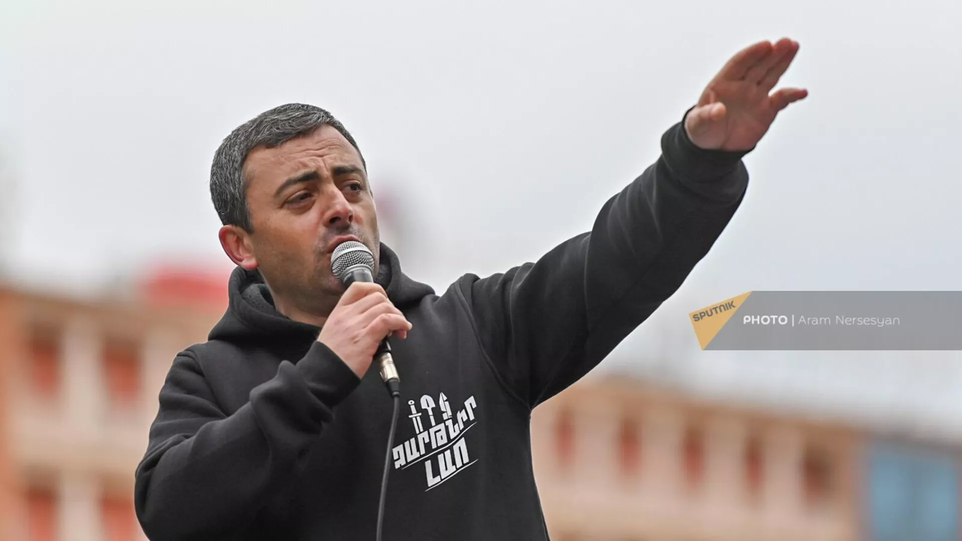 Ишхан Сагателян обращается к заблокировавшим входы правительственного здания активистам (24 мая 2022). Еревaн