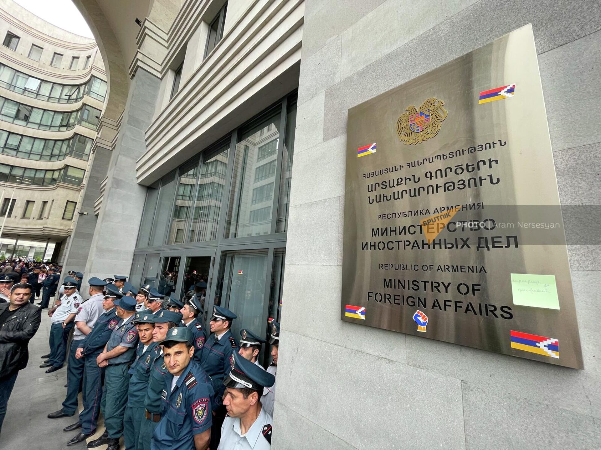 Оппозиция заблокировала входы правительственного здания на улице Вазгена Саркисяна (24 мая 2022). Еревaн - Sputnik Армения, 1920, 24.05.2022