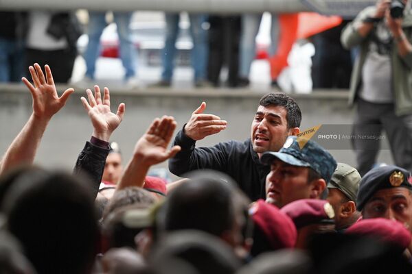 ՀՀ 2–րդ նախագահ Ռոբերտ Քոչարյանի որդին&#x60; Լևոն Քոչարյանը, մասնակցում է բողոքի ակցիային։ - Sputnik Արմենիա