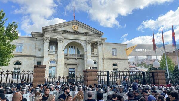 Стычки между активистами и полицией перед зданием резиденции президента (25 мая 2022). Еревaн - Sputnik Армения