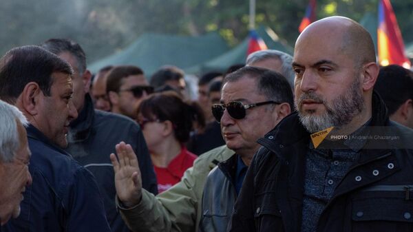 Члены Республиканской партии Армении на площади Франции перед началом шествия (25 мая 2022). Еревaн - Sputnik Армения