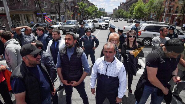 Участники шествия перекрыли движение на перекрестке проспекта Маштоца и улиц Григора Лусаворича и Пароняна (25 мая 2022). Еревaн - Sputnik Армения