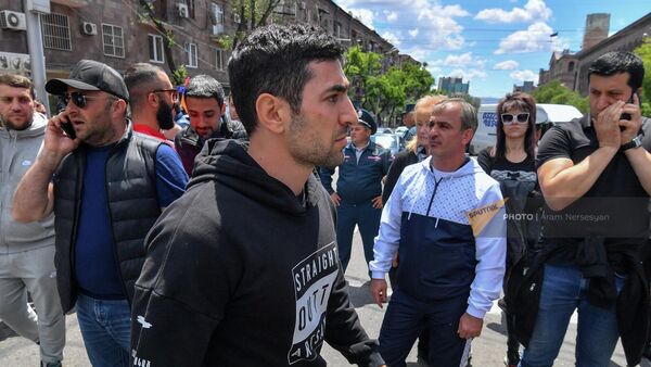 Участники шествия перекрыли движение на перекрестке проспекта Маштоца и улиц Григора Лусаворича и Пароняна (25 мая 2022). Еревaн - Sputnik Армения