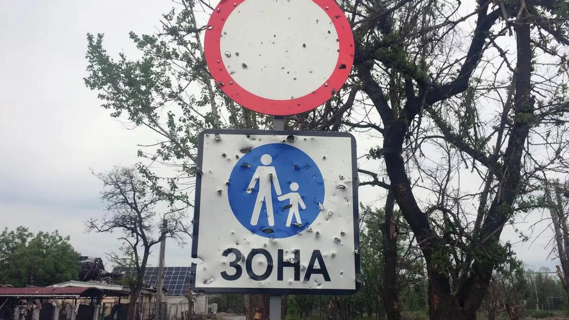 Дорожный знак на проспекте Победителей в Рубежном Дорожный знак на проспекте Победителей в Рубежном - Sputnik Армения, 1920, 25.05.2022