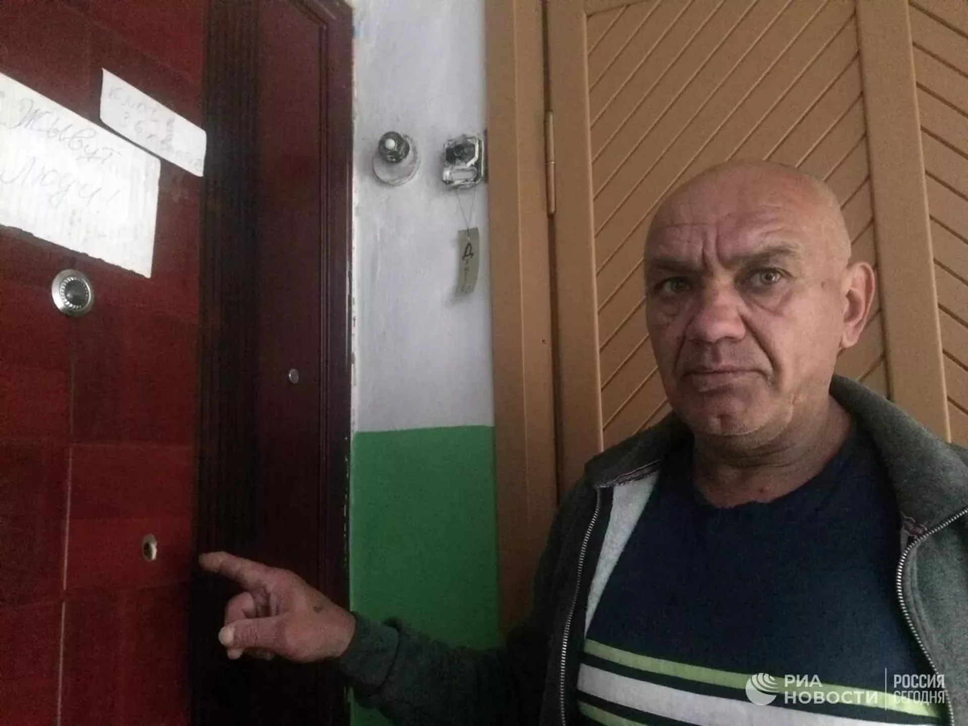 Житель города Рубежное Борис показывает осколок мины Житель города Рубежное Борис показывает осколок мины - Sputnik Армения, 1920, 25.05.2022
