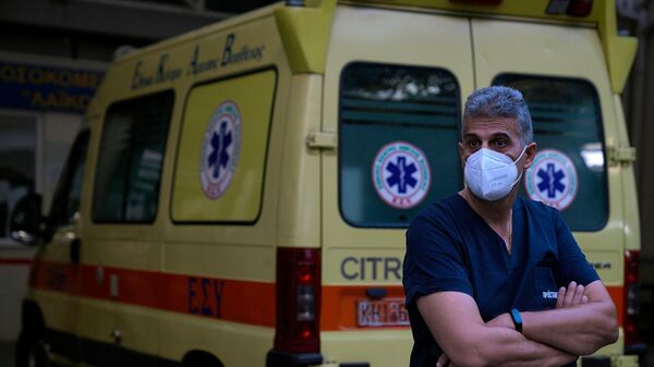 Медицинский работник у больницы Лайко (1 сентября 2021). Афины - Sputnik Армения
