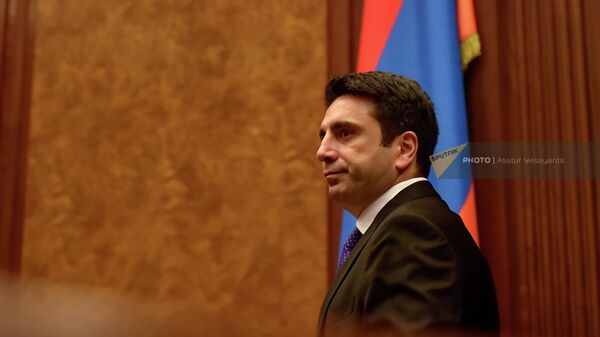 Спикер Национального собрания Ален Симонян перед началом правительственного часа в НС Армении (25 мая 2022). Еревaн - Sputnik Армения