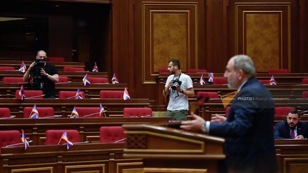 Премьер-министр Никол Пашинян отвечает на вопросы депутатов во время правительственного часа в Национальном собрании Армении (25 мая 2022). Еревaн - Sputnik Армения