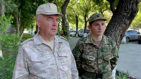 Миротворцы доставили возвращенного Азербайджаном солдата-срочника из Степанакерта - Sputnik Արմենիա