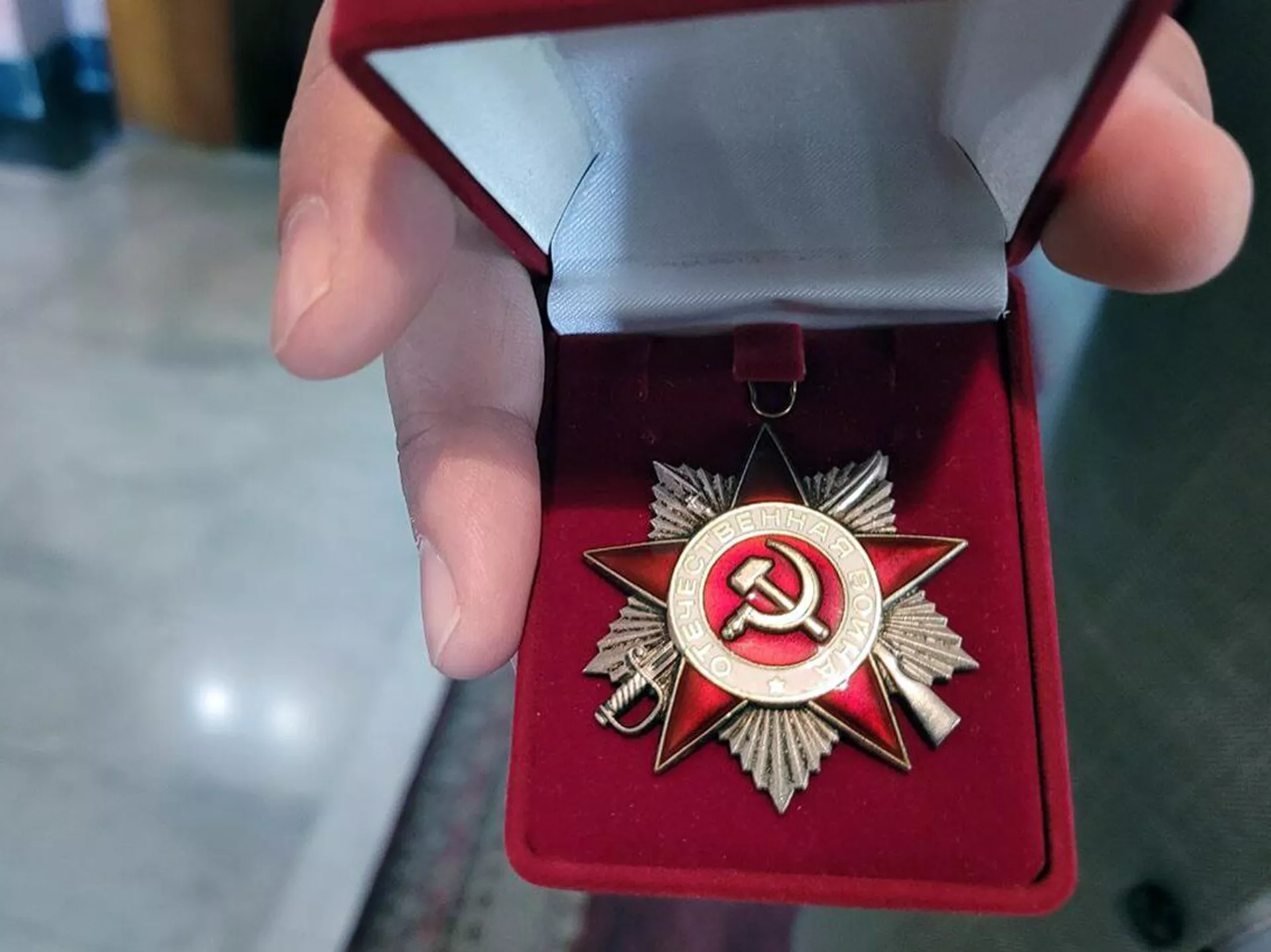 Церемония возвращения украденного Ордена Отечественной войны участника ВОВ, капитана Михаила Пажитнева наследникам в Парке Победы (28 мая 2022). Еревaн - Sputnik Армения, 1920, 28.05.2022