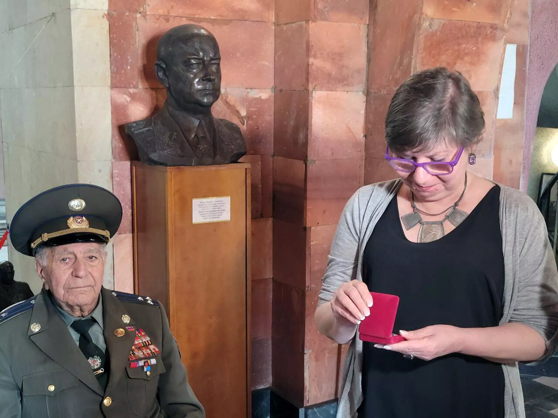 Церемония возвращения украденного Ордена Отечественной войны участника ВОВ, капитана Михаила Пажитнева наследникам в Парке Победы (28 мая 2022). Еревaн - Sputnik Армения, 1920, 28.05.2022