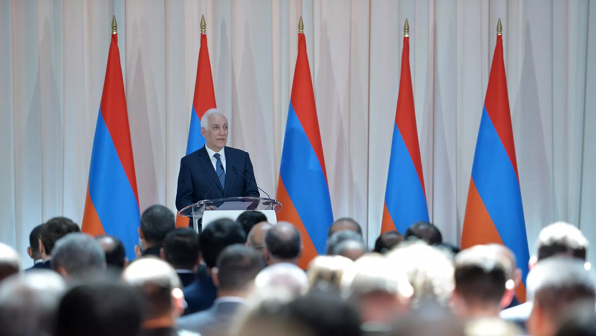 Президент Ваагн Хачатурян по случаю Дня Республики наградил группу военнослужащих и добровольцев министерства обороны медалями (28 мая 2022). Сардарапат Президент Ваагн Хачатурян по случаю Дня Республики наградил группу военнослужащих и добровольцев министерства обороны медалями (28 мая 2022). Сардарапат - Sputnik Армения, 1920, 28.05.2022
