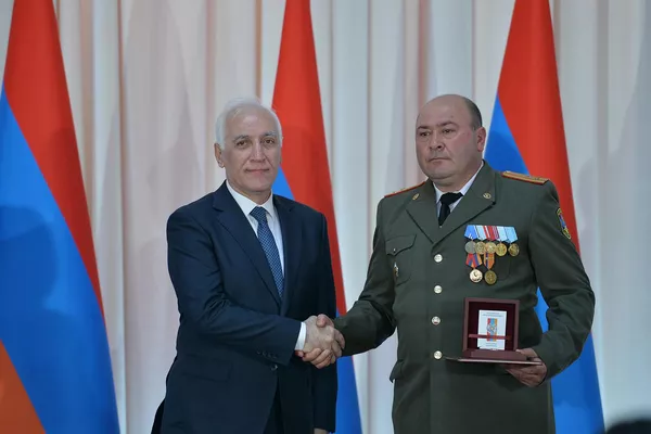 Президент Ваагн Хачатурян по случаю Дня Республики наградил группу военнослужащих и добровольцев министерства обороны медалями (28 мая 2022). Сардарапат Президент Ваагн Хачатурян по случаю Дня Республики наградил группу военнослужащих и добровольцев министерства обороны медалями (28 мая 2022). Сардарапат - Sputnik Армения