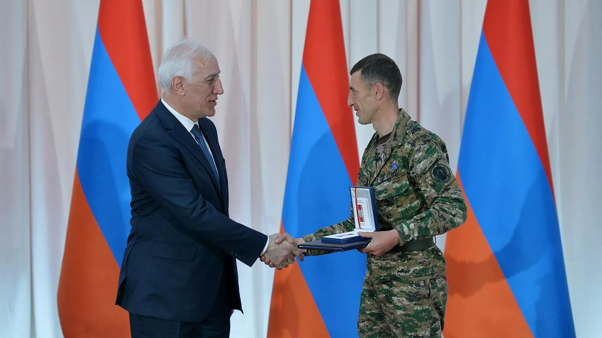 Президент Ваагн Хачатурян по случаю Дня Республики наградил группу военнослужащих и добровольцев министерства обороны медалями (28 мая 2022). Сардарапат