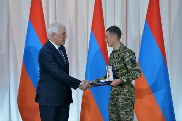 Президент Ваагн Хачатурян по случаю Дня Республики наградил группу военнослужащих и добровольцев министерства обороны медалями (28 мая 2022). Сардарапат Президент Ваагн Хачатурян по случаю Дня Республики наградил группу военнослужащих и добровольцев министерства обороны медалями (28 мая 2022). Сардарапат - Sputnik Армения